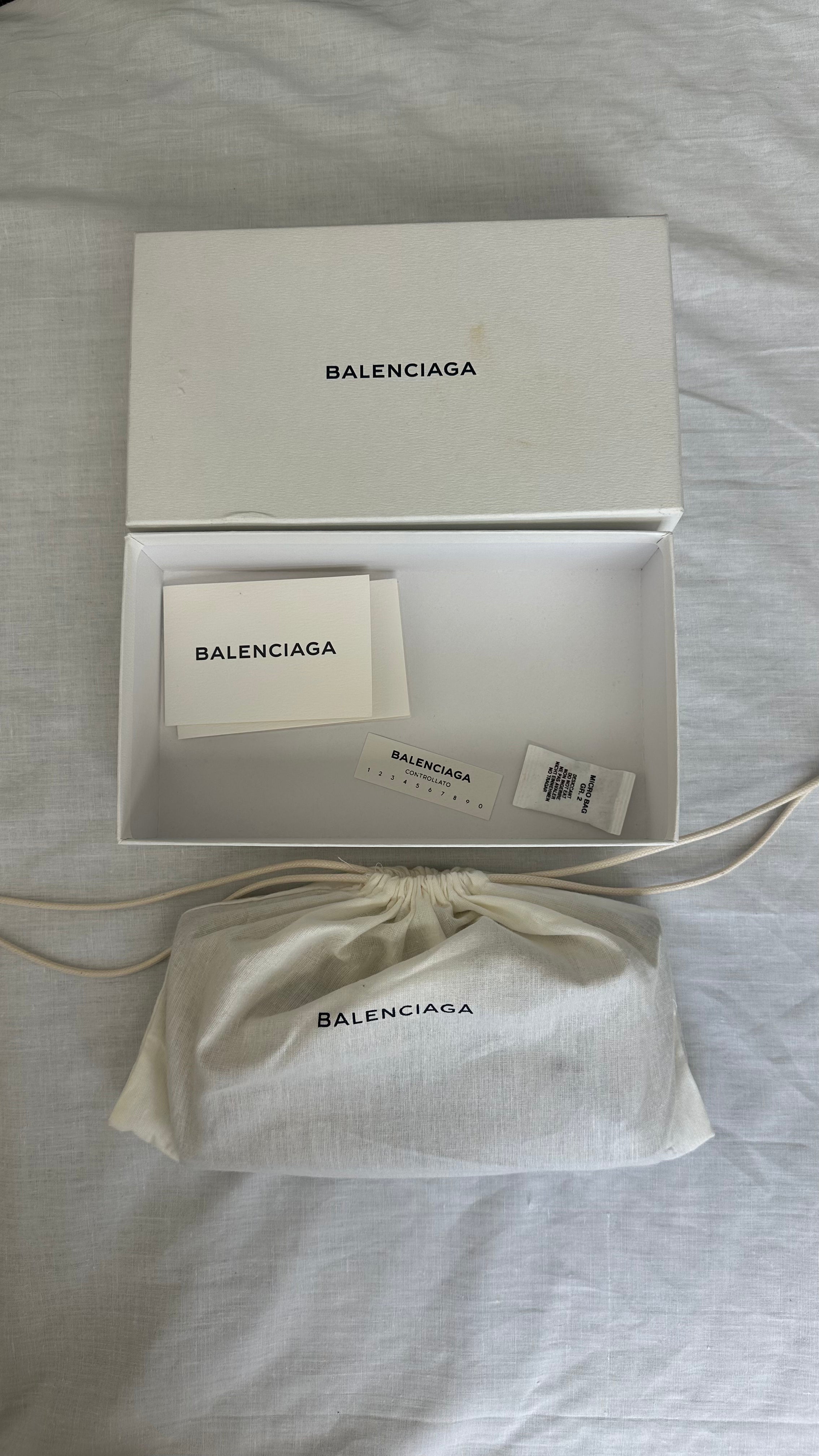 continental wallet in beige