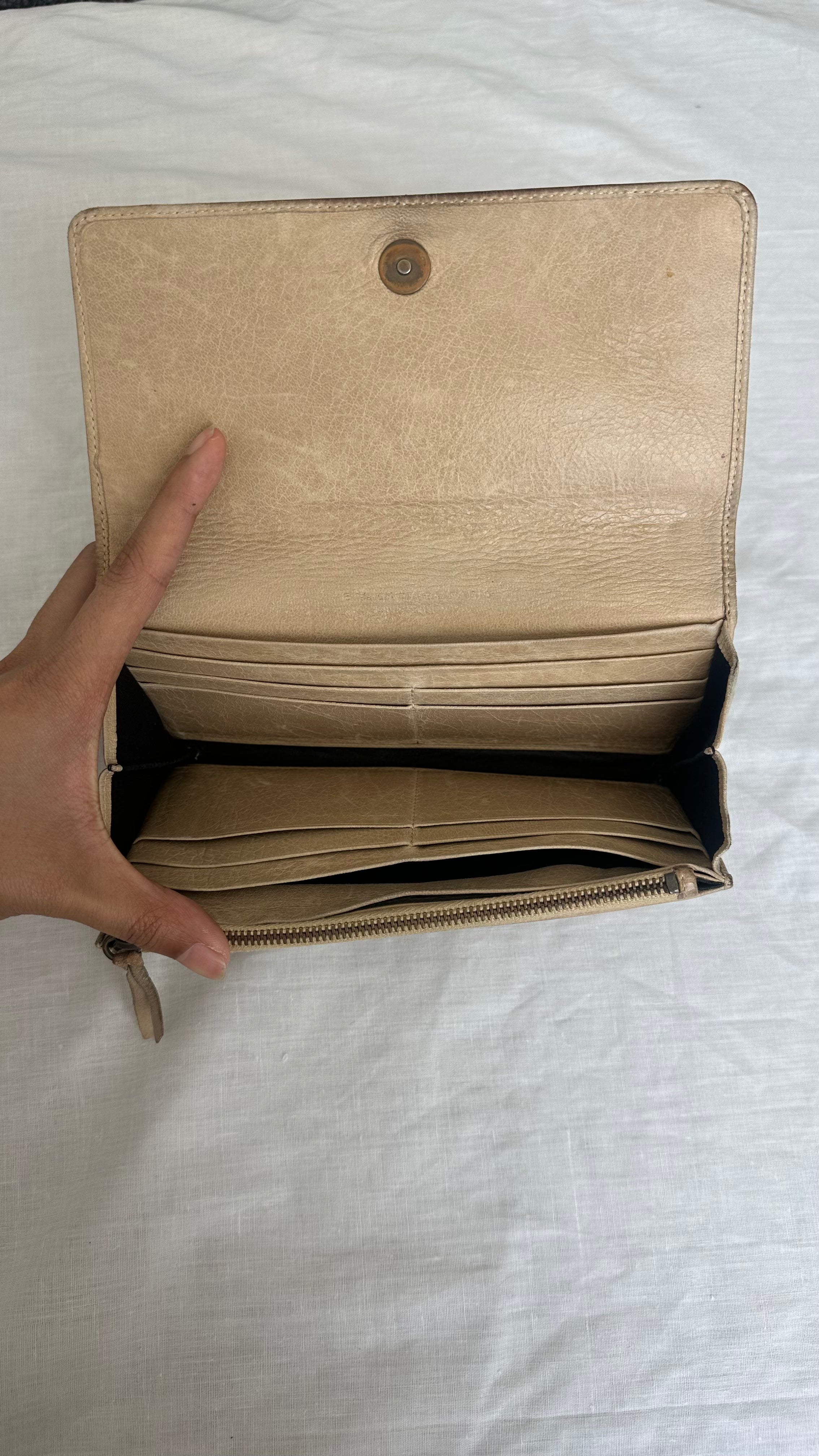 continental wallet in beige